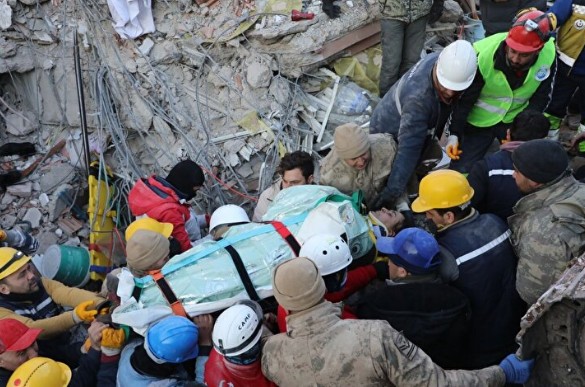 Asansör kabininde 84 saatlik bekleyiş: Dört kişilik aile kurtarıldı